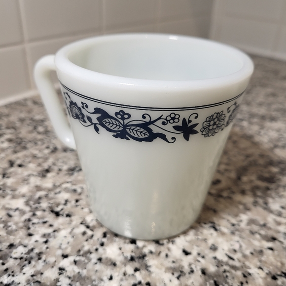 Vintage PYREX White Milk Glass Blue Onion coffee mugs - 6 Mugs - Picture 3 of 5